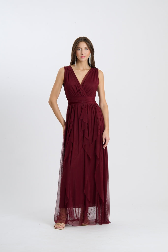 Abito lungo senza spalline di colore vino, scollatura a V incrociata, gonna flusso con tessuto trasparente, ideale per serate formali o matrimoni.