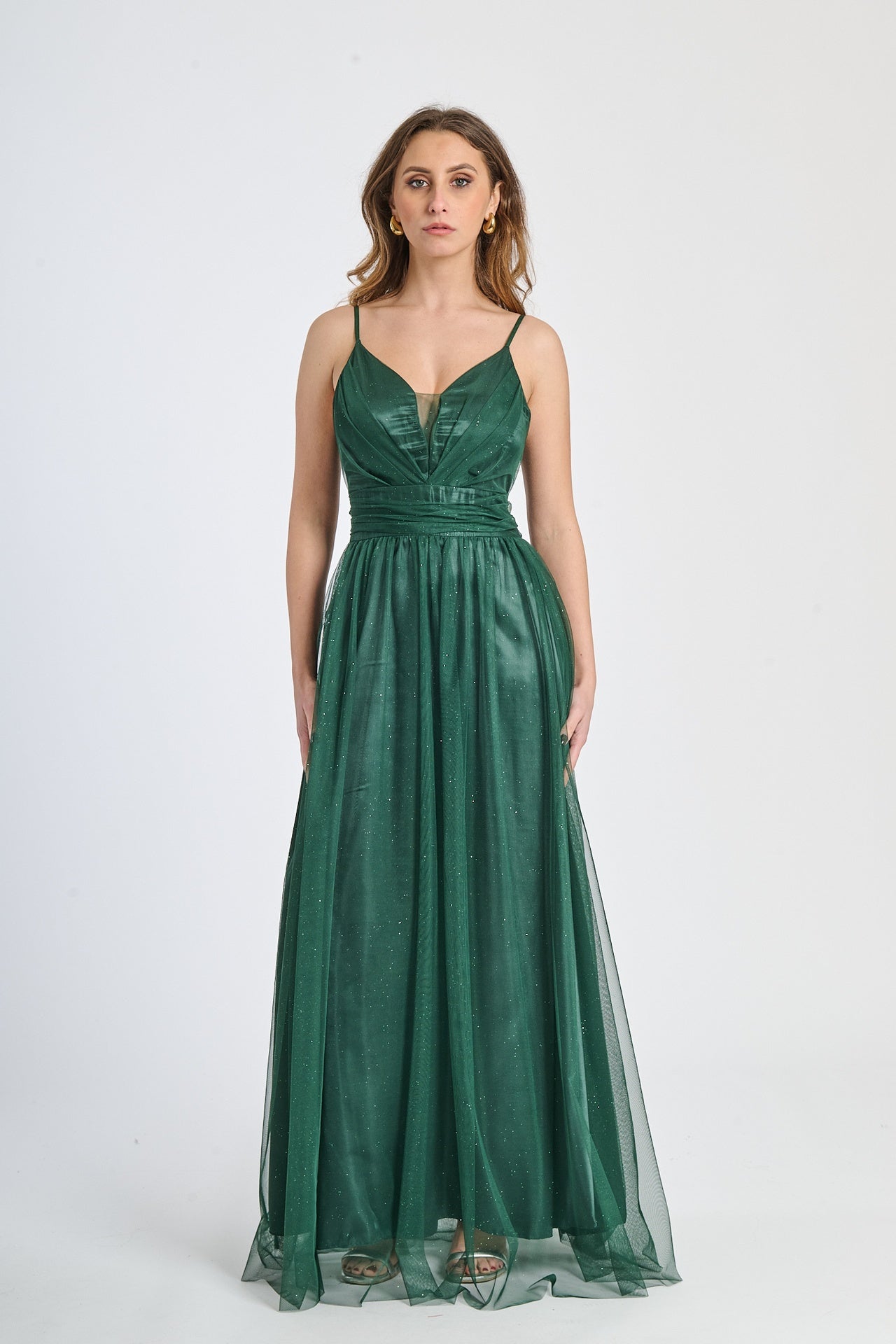 Abito lungo verde.S in tulle naturale, spalline sottili e scollo a V