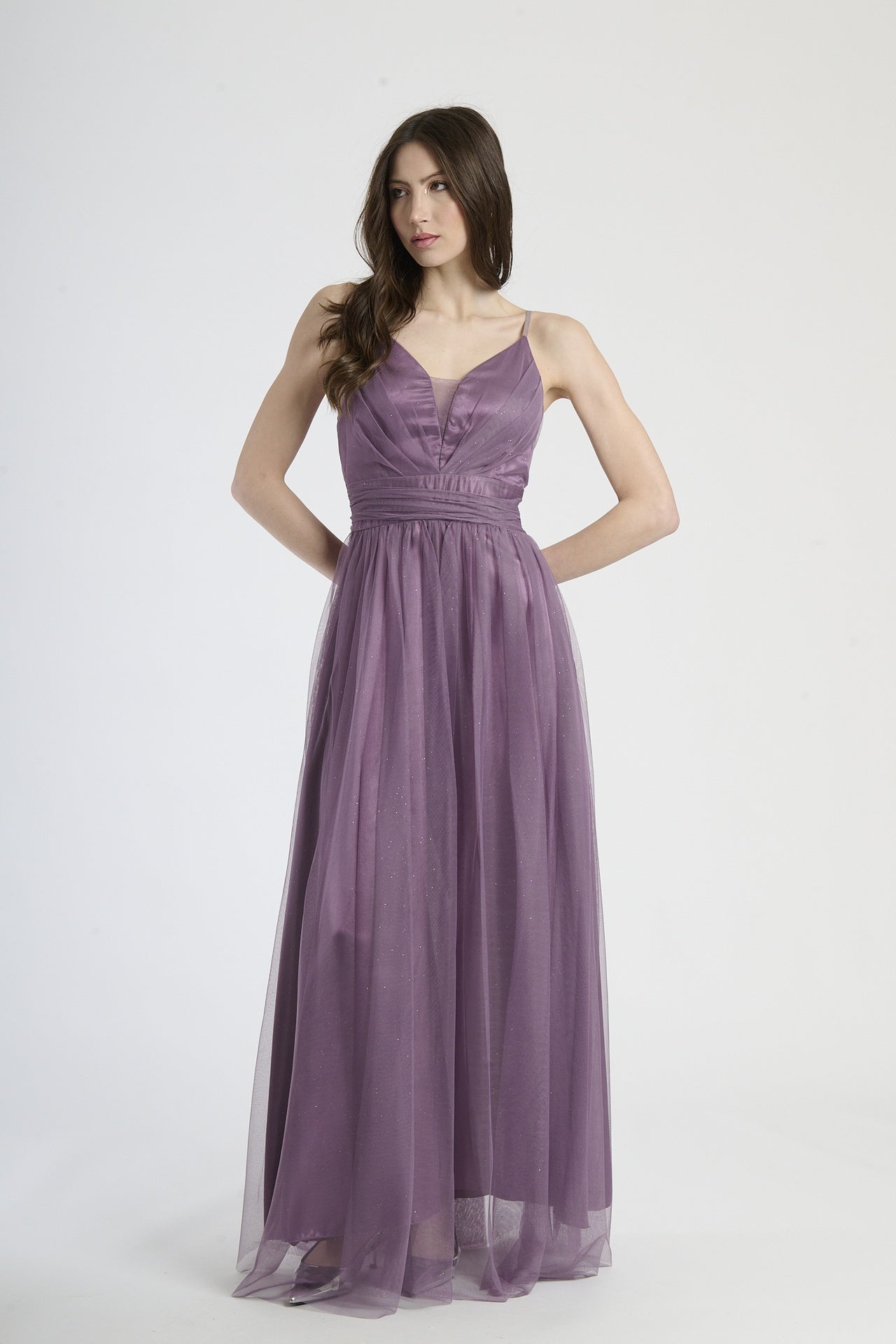 Abito lungo viola in tulle romantico, spalline sottili e scollo a V