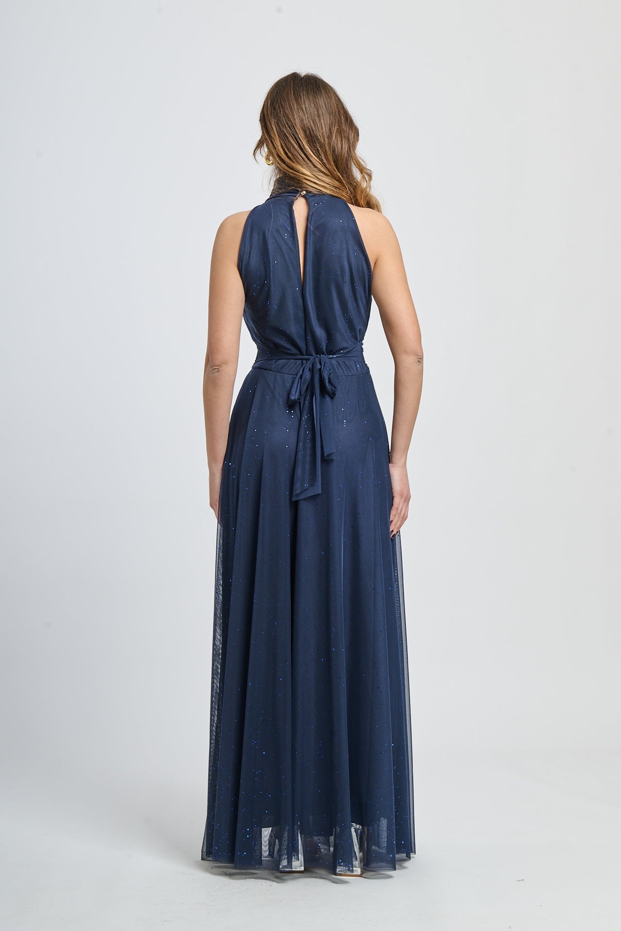 Abito navy a puzzo con volantino al collo stretto, perfetto per conferenze.