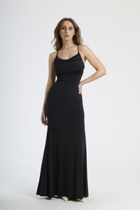 Abito navy a spalline sottili con taglio aderente, abbigliamento versatile e di grande classe.