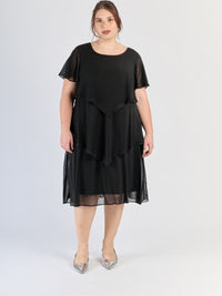 Abito nero a tre strati in chiffon, maniche trasparenti e eleganza senza tempo