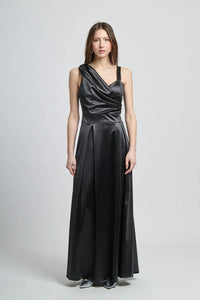Abito nero eterno con taglio asimmetrico, perfetto per eventi formali esclusivi.