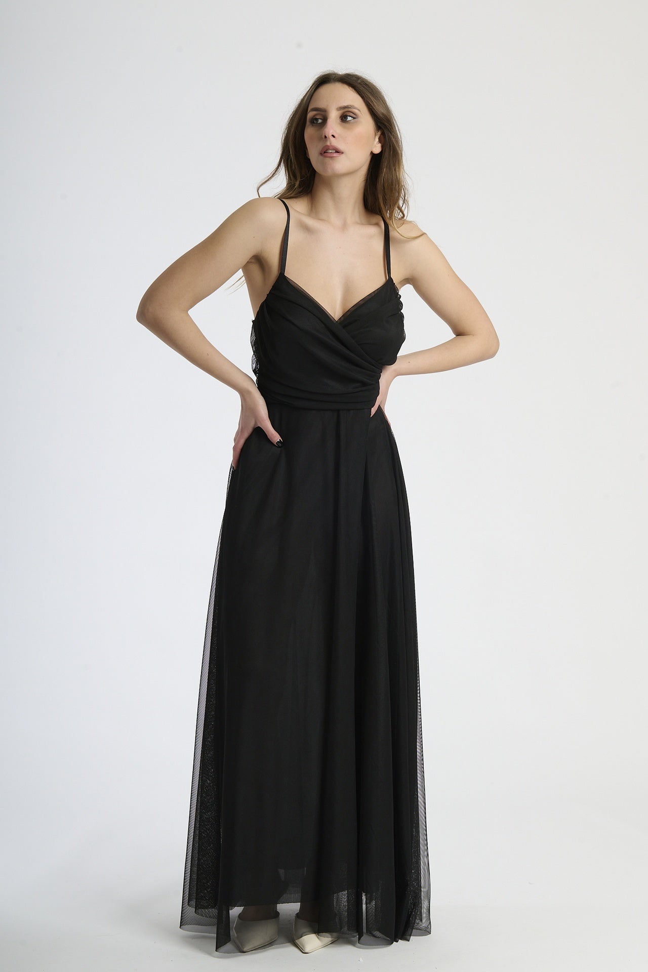 Abito nero trasparente, maxi dress, impatto visivo forte