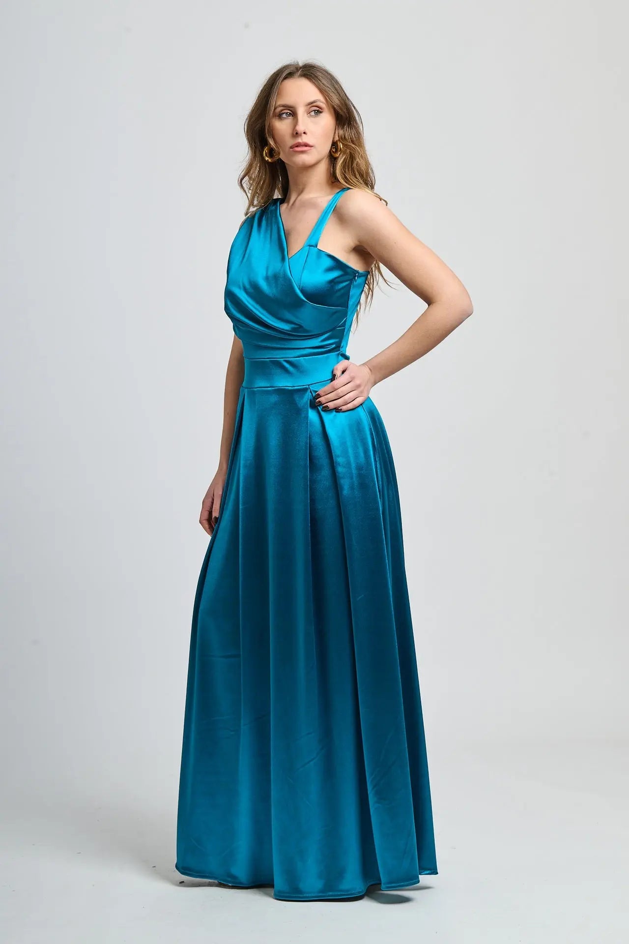 Abito ottanio da sera, design fluido e contemporaneo con gonna ampia.