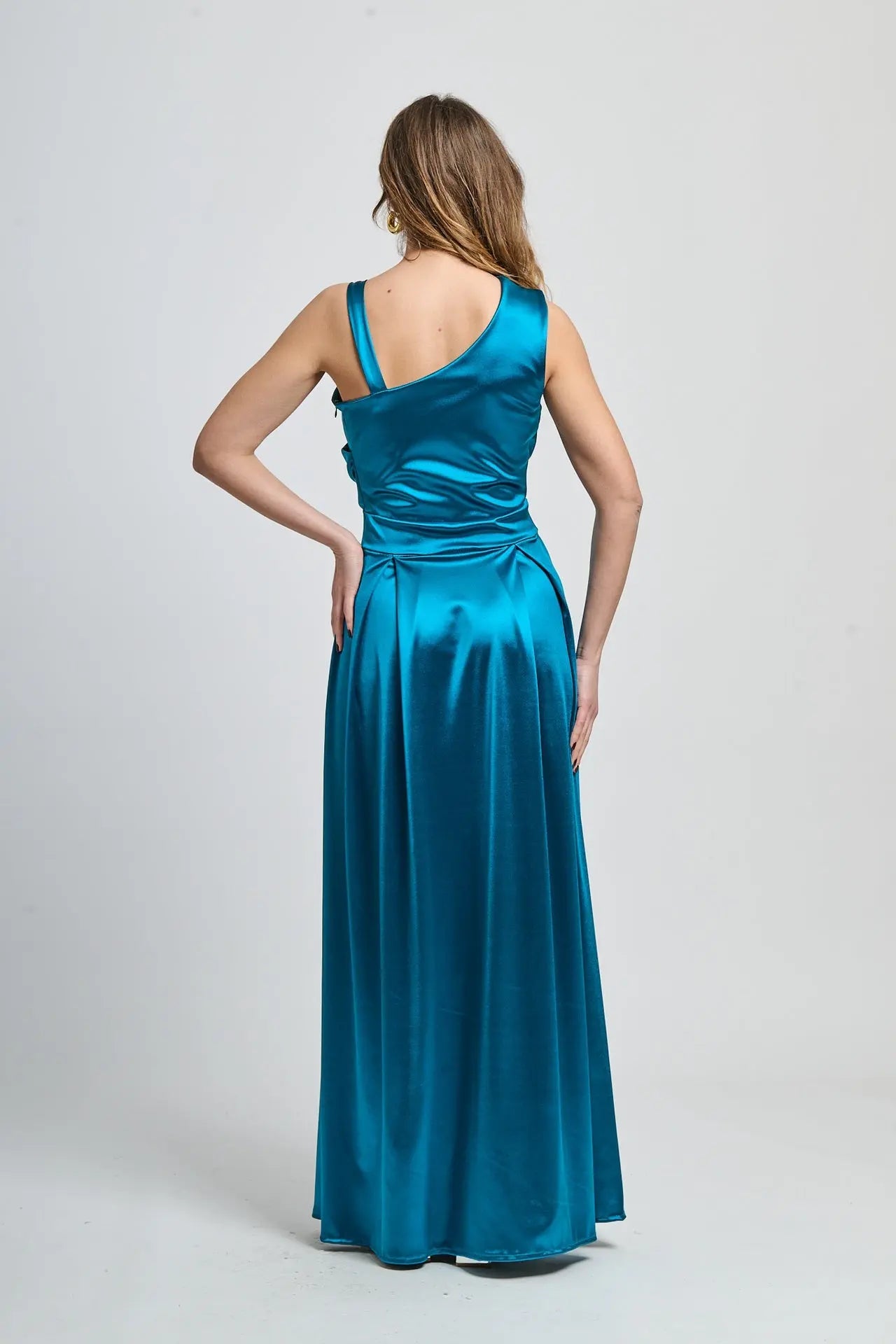 Abito ottanio moderno con taglio asimmetrico, ideale per occasioni stilose.