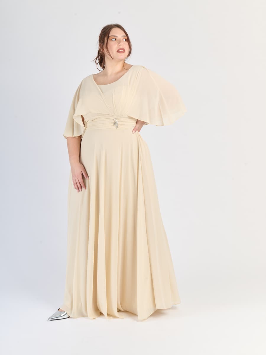 Abito plus size color crema, silhouette fluviale, maniche corte