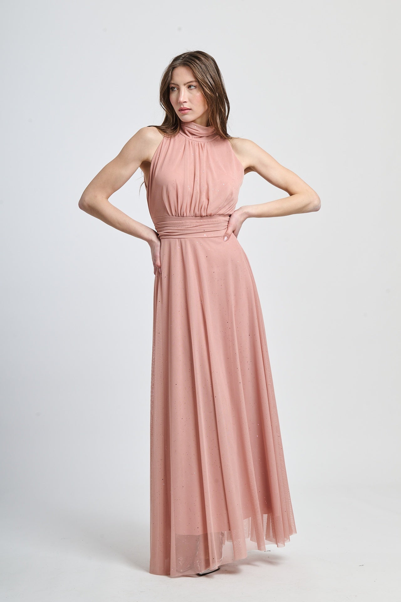 Abito rosa antico a puzzo con maniche corte, romantico per serate intime.