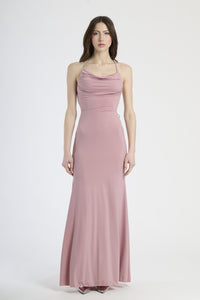 Abito rosa antico a spalline sottili con taglio aderente, abbigliamento dal tocco retrò glamour.