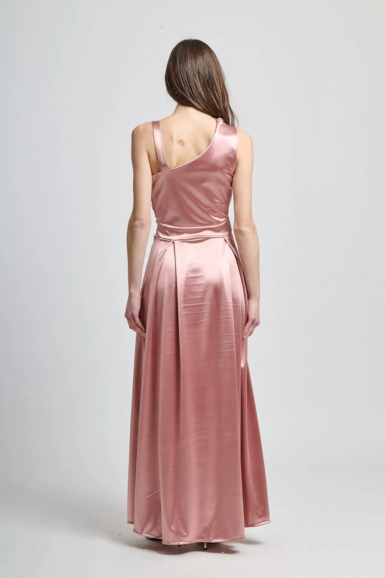 Abito rosa antico da sera, design fluido e affascinante con gonna ampia.