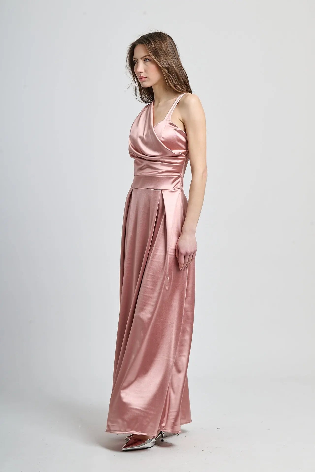 Abito rosa antico in tessuto satinato, spalliera singola e drappeggiato sul busto.