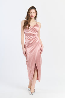 Abito rosa antico satinato, spalline sottili, taglio slittato, charme vintage