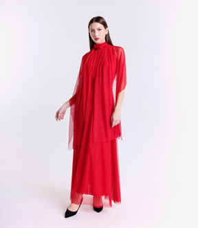 Abito rosso a puzzo con volantino al basso, ideale per serate di ballo.