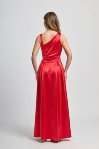Abito rosso audace con taglio asimmetrico, ideale per serate glamour.