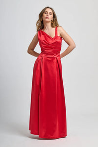 Abito rosso in tessuto satinato, spalliera singola e drappeggiato sul busto.