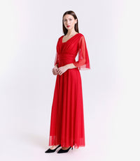 Abito rosso romantico in tessuto leggero, perfetto per eventi formali