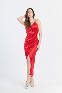 Abito rosso satinato, spalline sottili, taglio slittato, impatto visivo forte