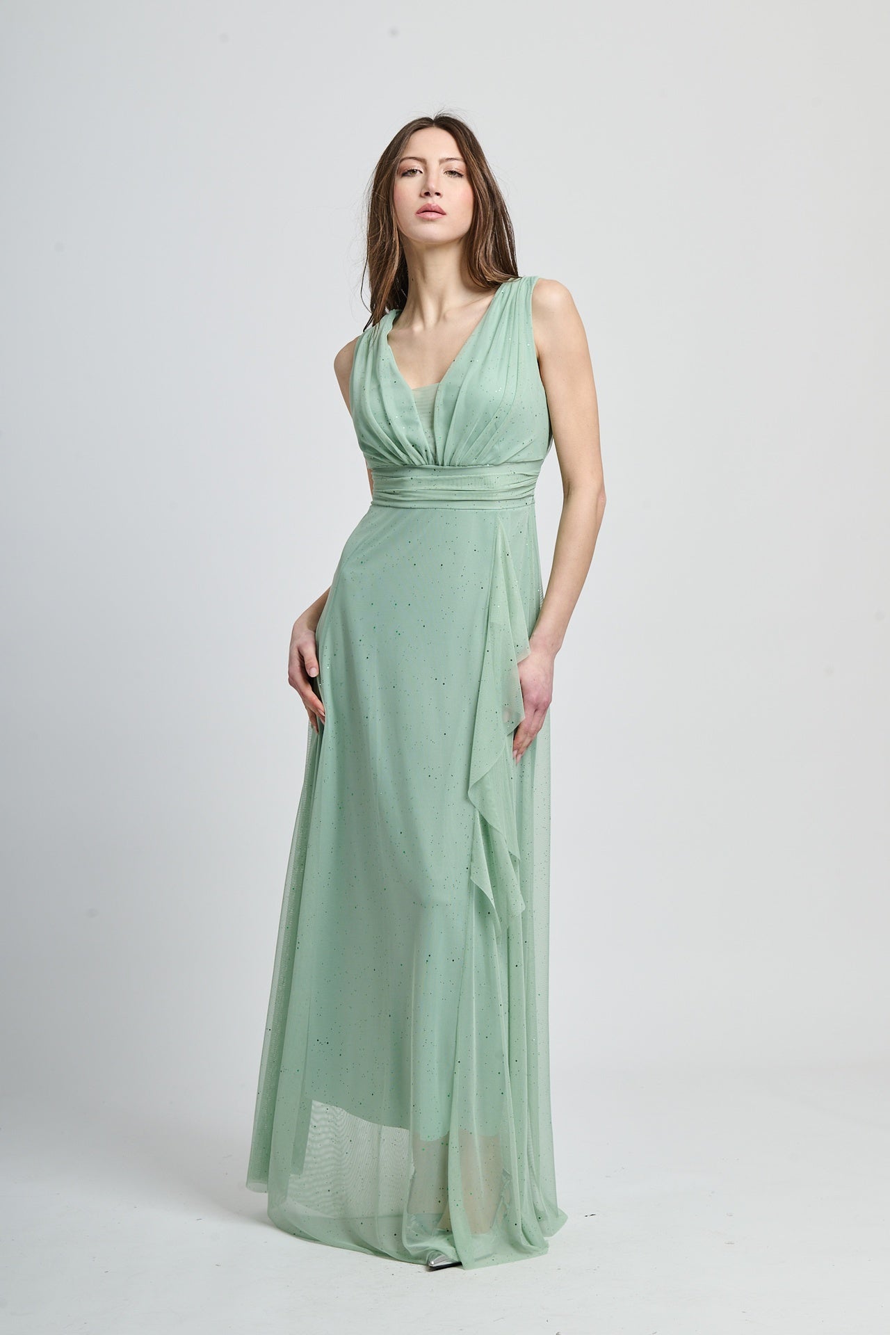 Abito salvia da cerimonia, design fluido e rinfrescante