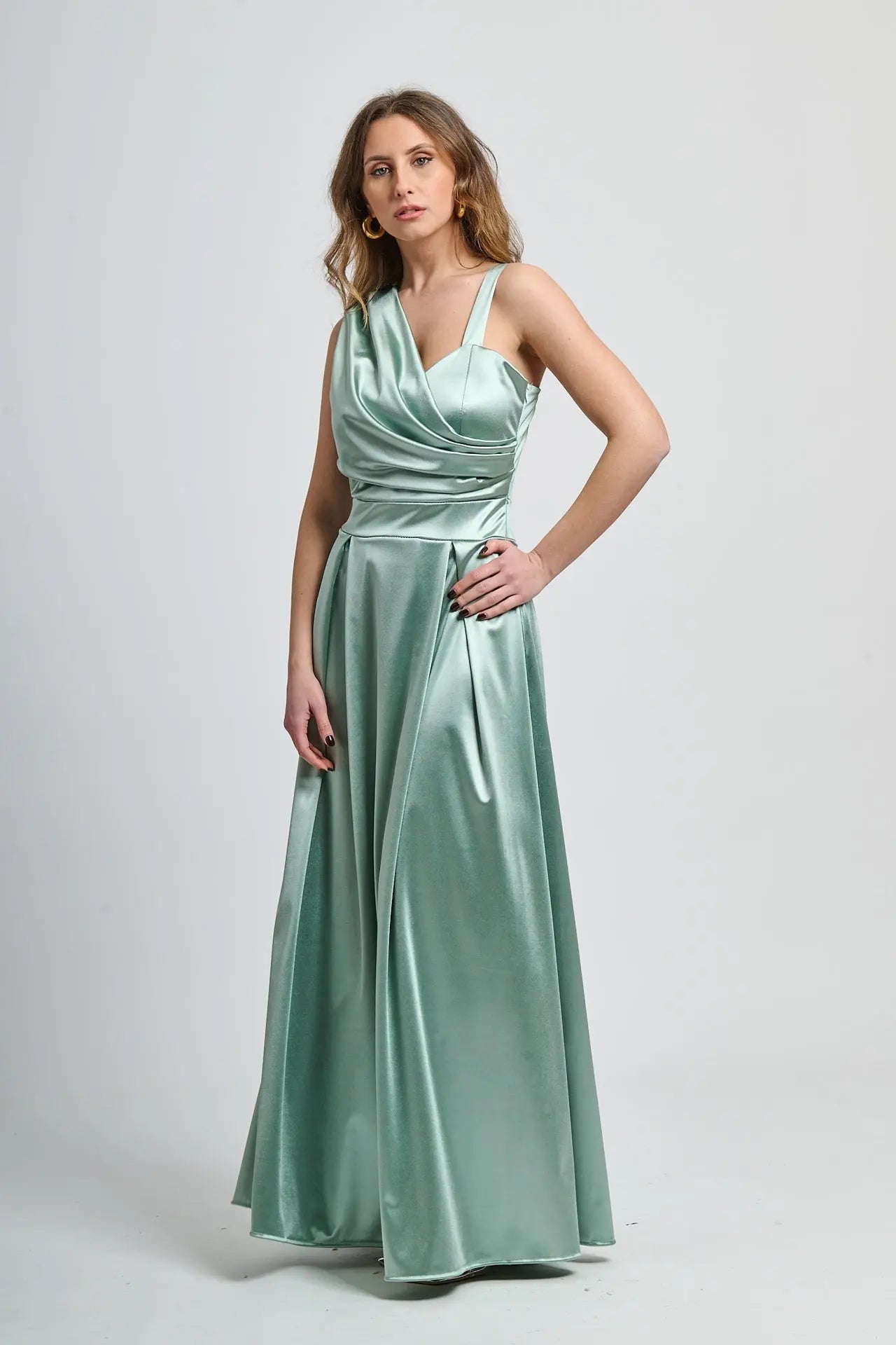 Abito salvia da sera, design fluido e caldo con gonna ampia.