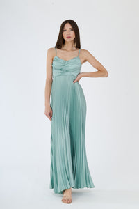 Abito salvia in tessuto morbido con plissé, spalline sottili e dettagli ruched, per uno stile delicato e raffinato.