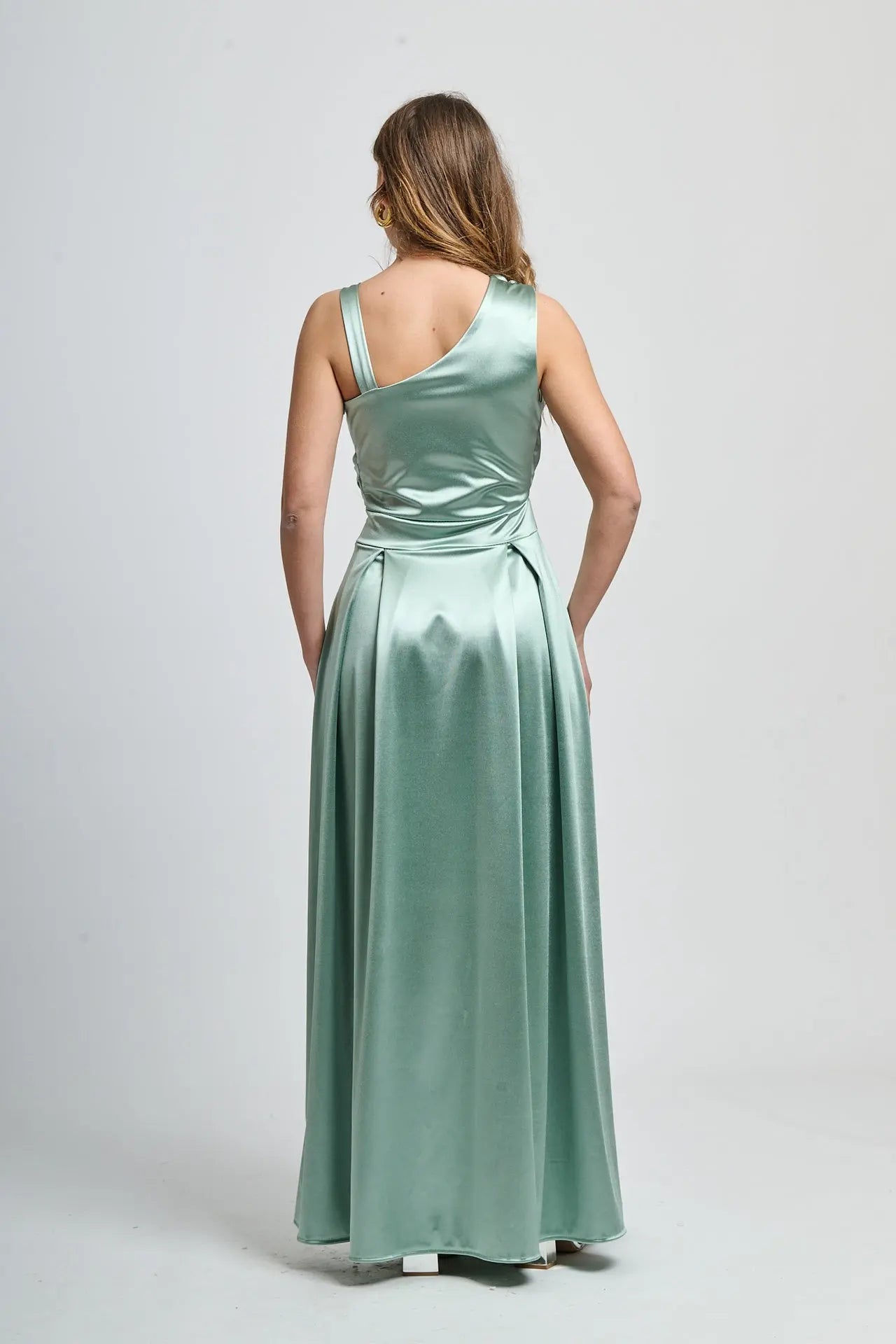 Abito salvia naturale con taglio asimmetrico, ideale per cerimonie bohemien.