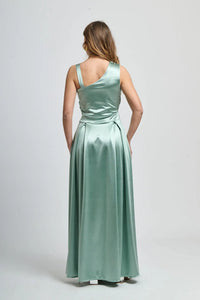 Abito salvia naturale con taglio asimmetrico, ideale per cerimonie bohemien.