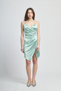 Abito salvia satinato, decolleté profondo, spalline sottili, taglio asimmetrico