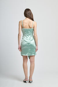 Abito salvia sexy, decolleté a V, taglio slittato, atmosfera rinfrescante