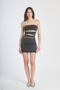 Abito satinato con spalline sottili, scollo a V, taglio midi, stile elegante