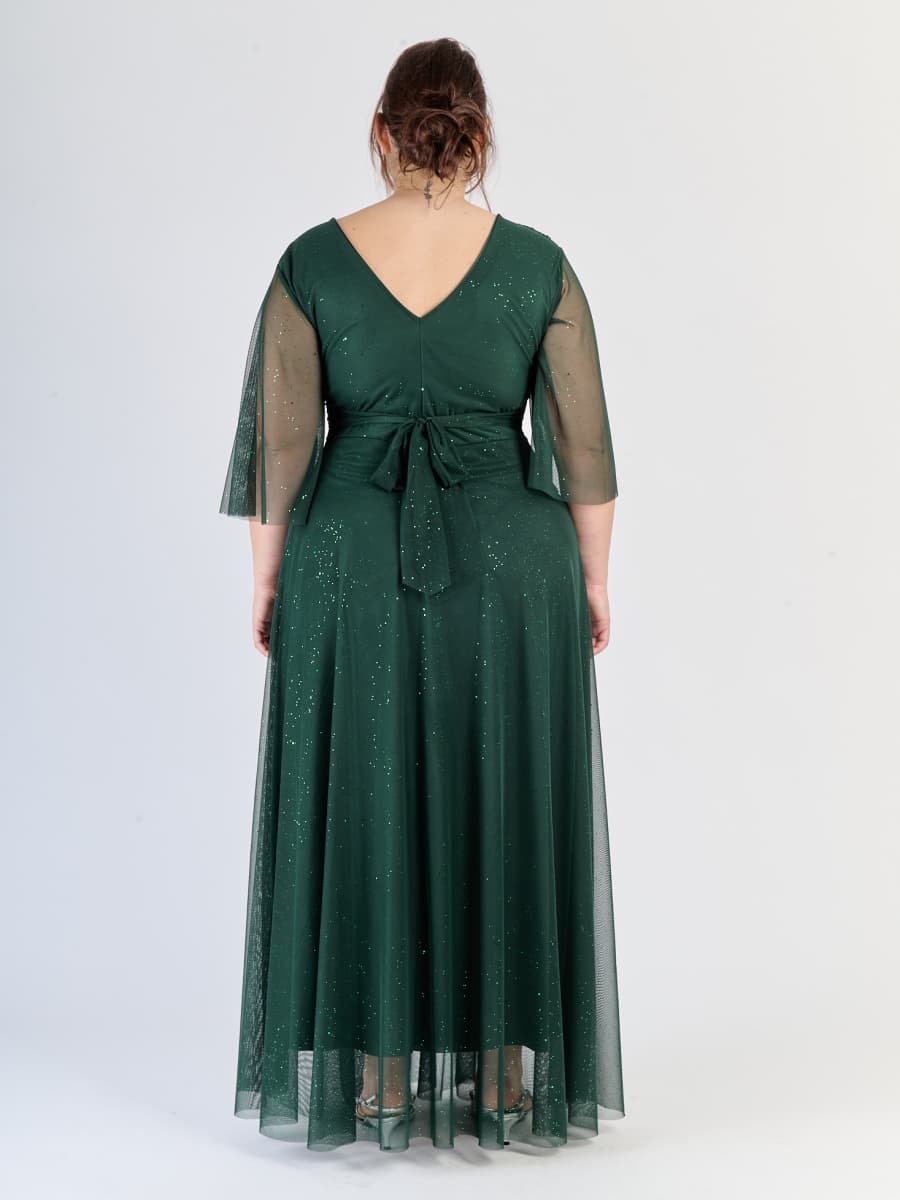 Abito verde.S da cerimonia, flusso e con maniche traslucide, evoca la natura.