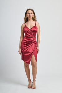Abito vino satinato, decolleté profondo, spalline sottili, taglio asimmetrico