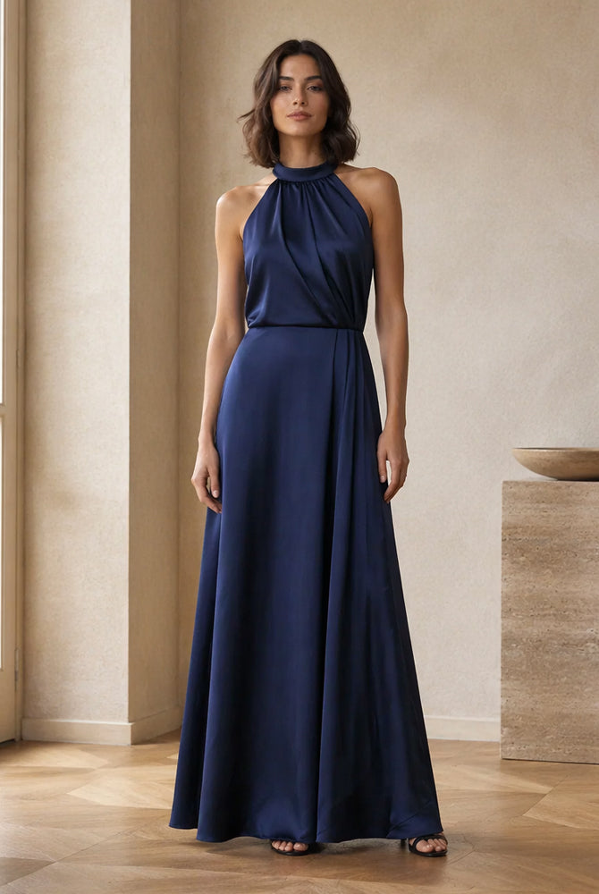 Abito lungo elegante con scollo a collo alto, senza maniche, in raso fluido, per cerimonie e occasioni speciali