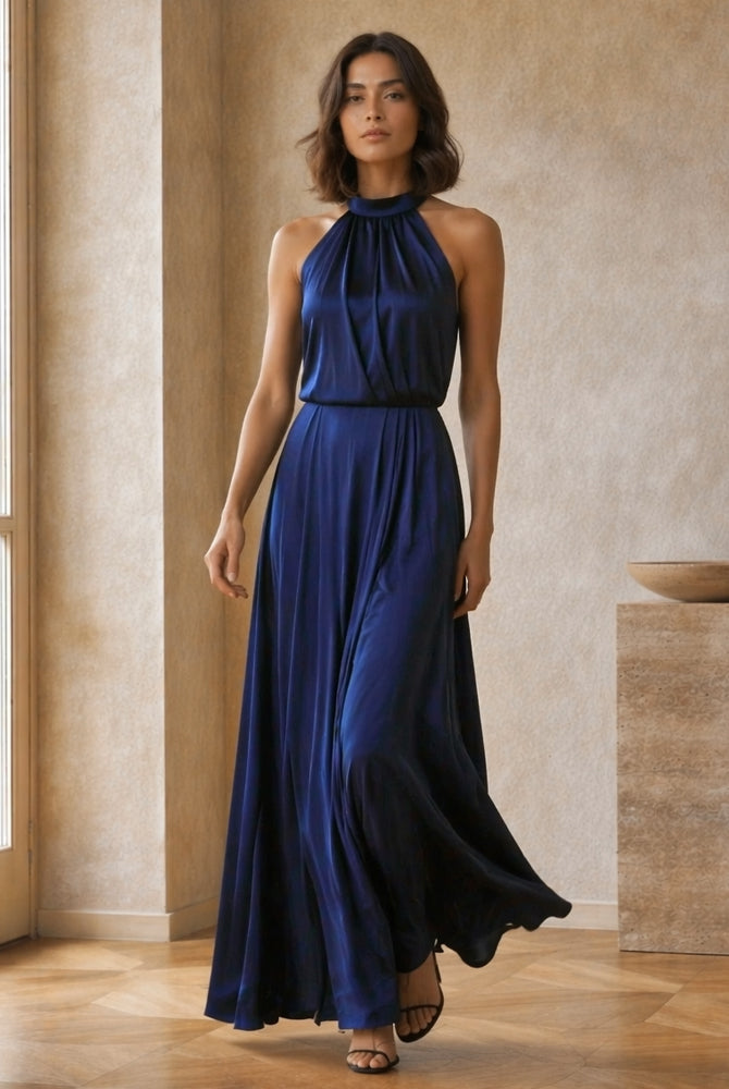 Abito lungo elegante con scollo a collo alto, senza maniche, in raso fluido, per cerimonie e occasioni speciali