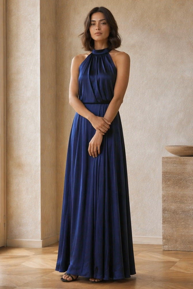 Abito lungo elegante con scollo a collo alto, senza maniche, in raso fluido, per cerimonie e occasioni speciali