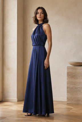 Abito lungo elegante con scollo a collo alto, senza maniche, in raso fluido, per cerimonie e occasioni speciali