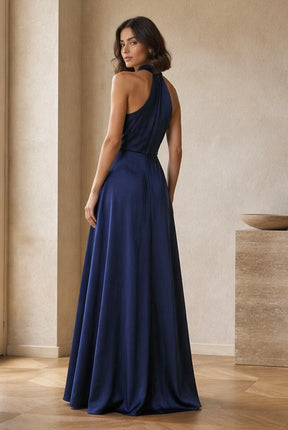 Abito lungo elegante con scollo a collo alto, senza maniche, in raso fluido, per cerimonie e occasioni speciali