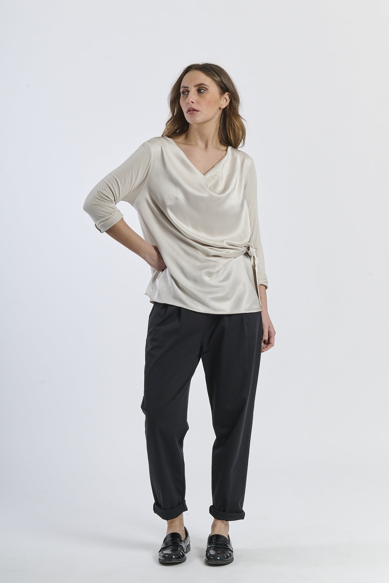 Blusa beige conlinea avvolgente e dettagli sartoriali, classica e accattivante