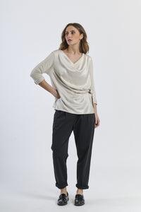 Blusa beige conlinea avvolgente e dettagli sartoriali, classica e accattivante