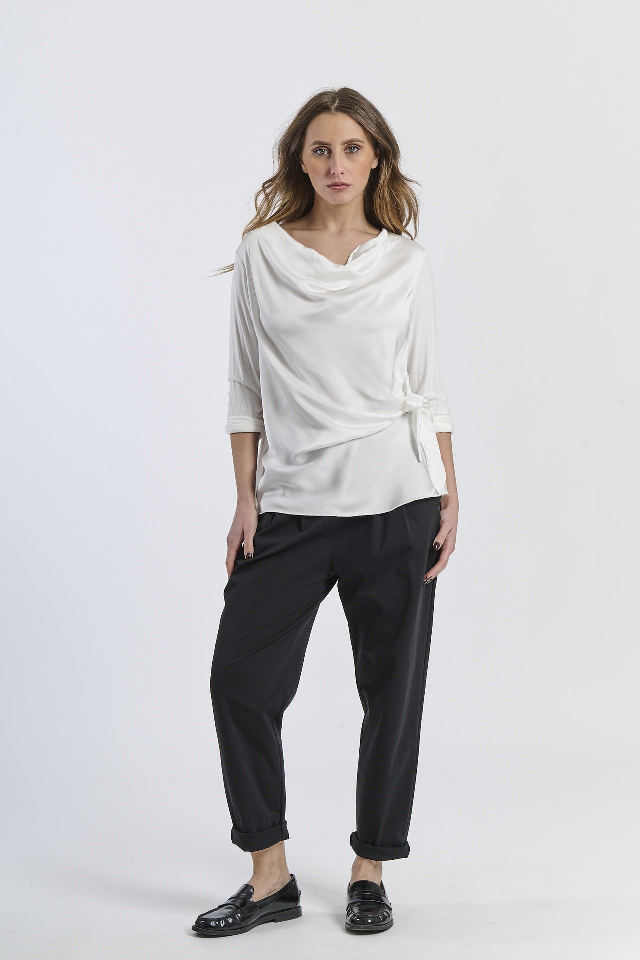 Blusa bianca concollo a drappaggio e maniche a 3/4, stile pulito e luminoso