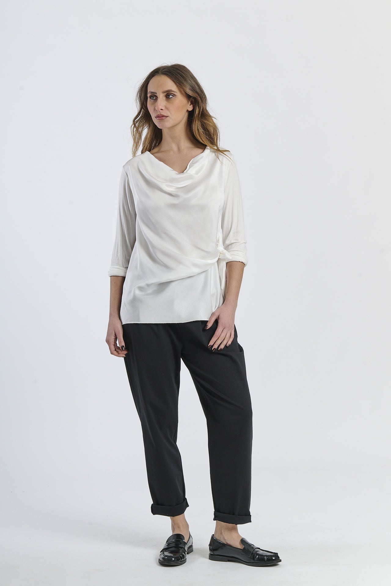 Blusa bianca conlinea avvolgente e dettagli sartoriali, elegante e senza tempo