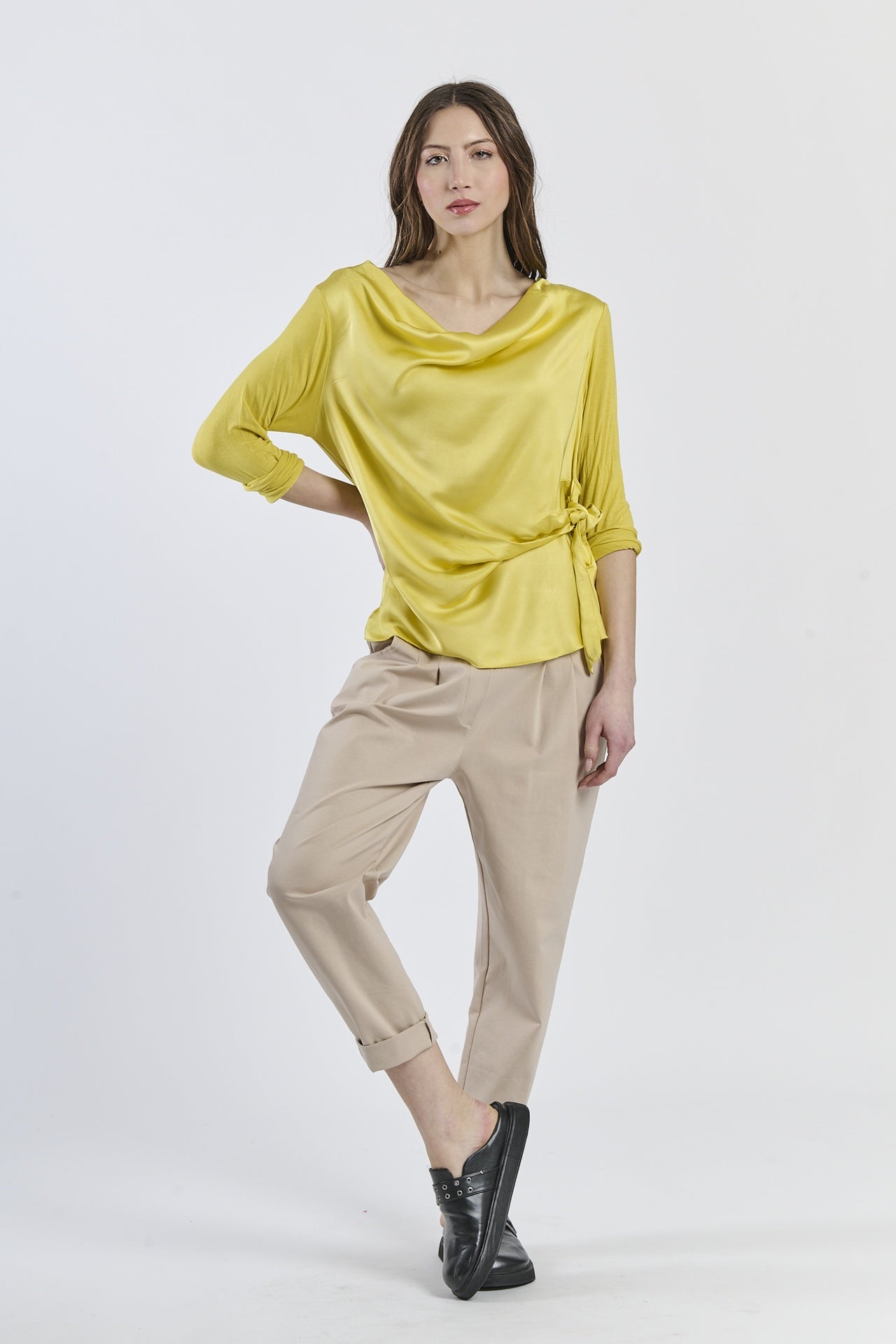 Blusa gialla concollo a drappaggio e maniche a 3/4, stile vivace e rinfrescante