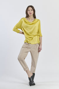 Blusa gialla concollo a drappaggio e maniche a 3/4, stile vivace e rinfrescante
