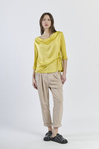 Blusa gialla conlinea avvolgente e dettagli sartoriali, elegante e luminosa