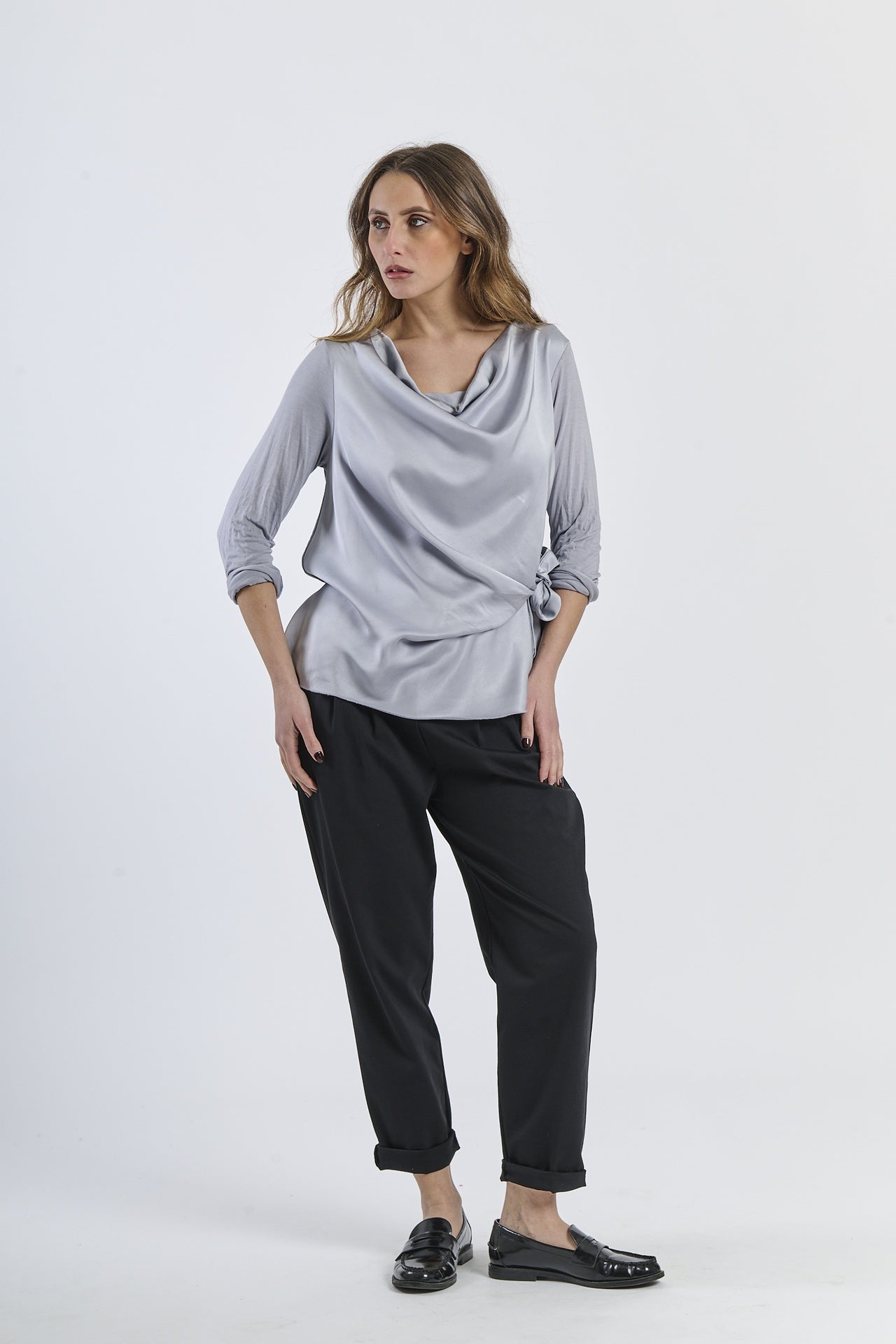 Blusa grigio chiaro concollo a drappaggio e maniche a 3/4, stile rassicurante e neutro