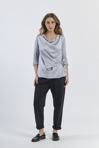 Blusa grigio chiaro conlinea avvolgente e dettagli sartoriali, classica e raffinata