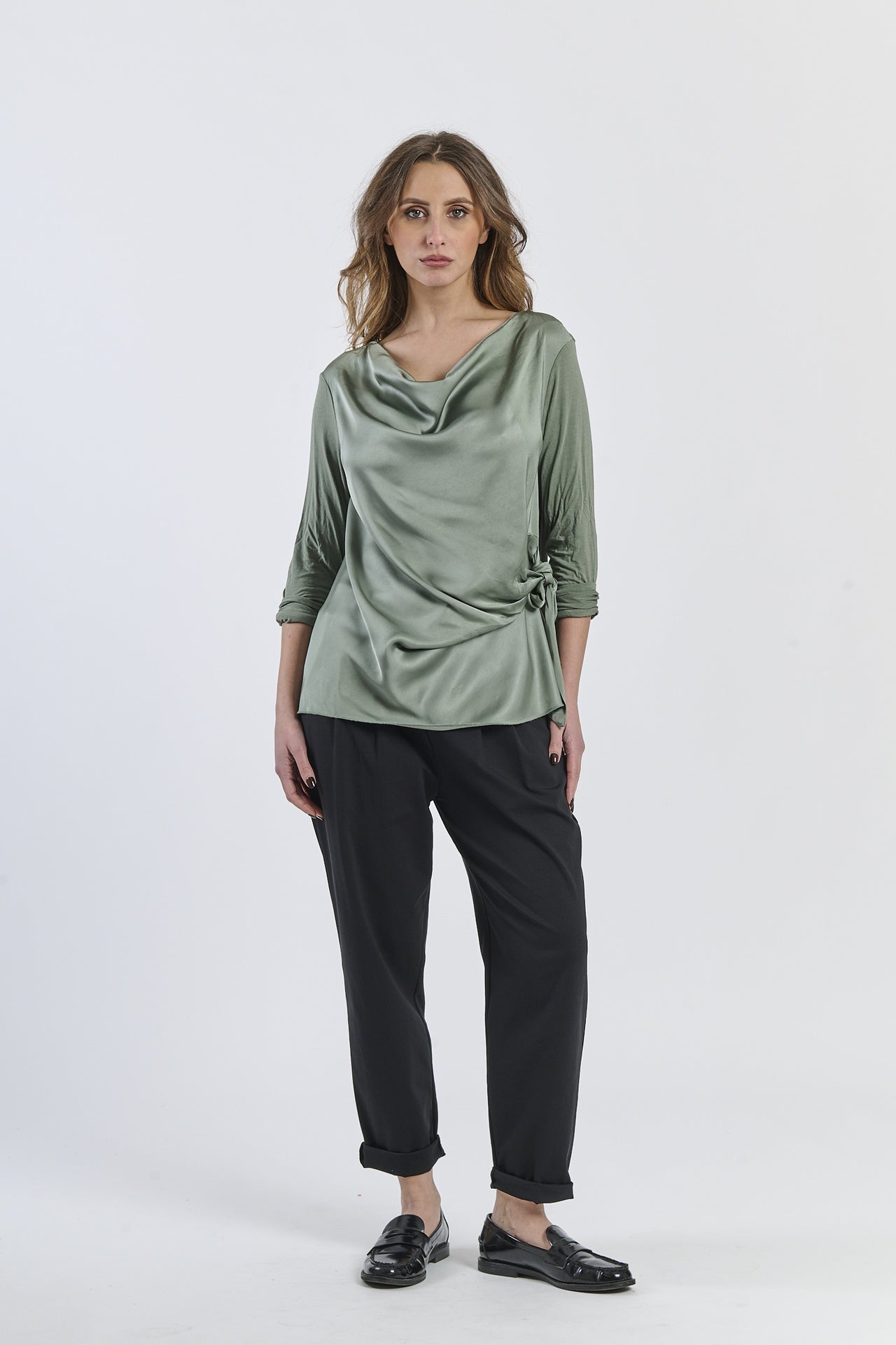 Blusa militare concollo a drappaggio e maniche a 3/4, stile robusto e affascinante