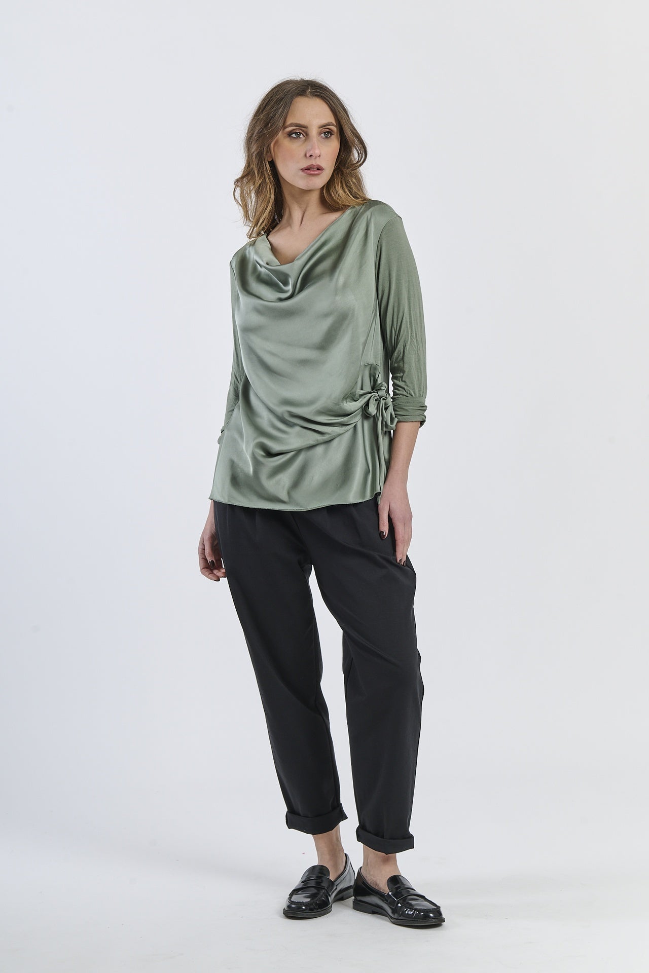 Blusa militare conlinea avvolgente e dettagli sartoriali, elegante e rassicurante