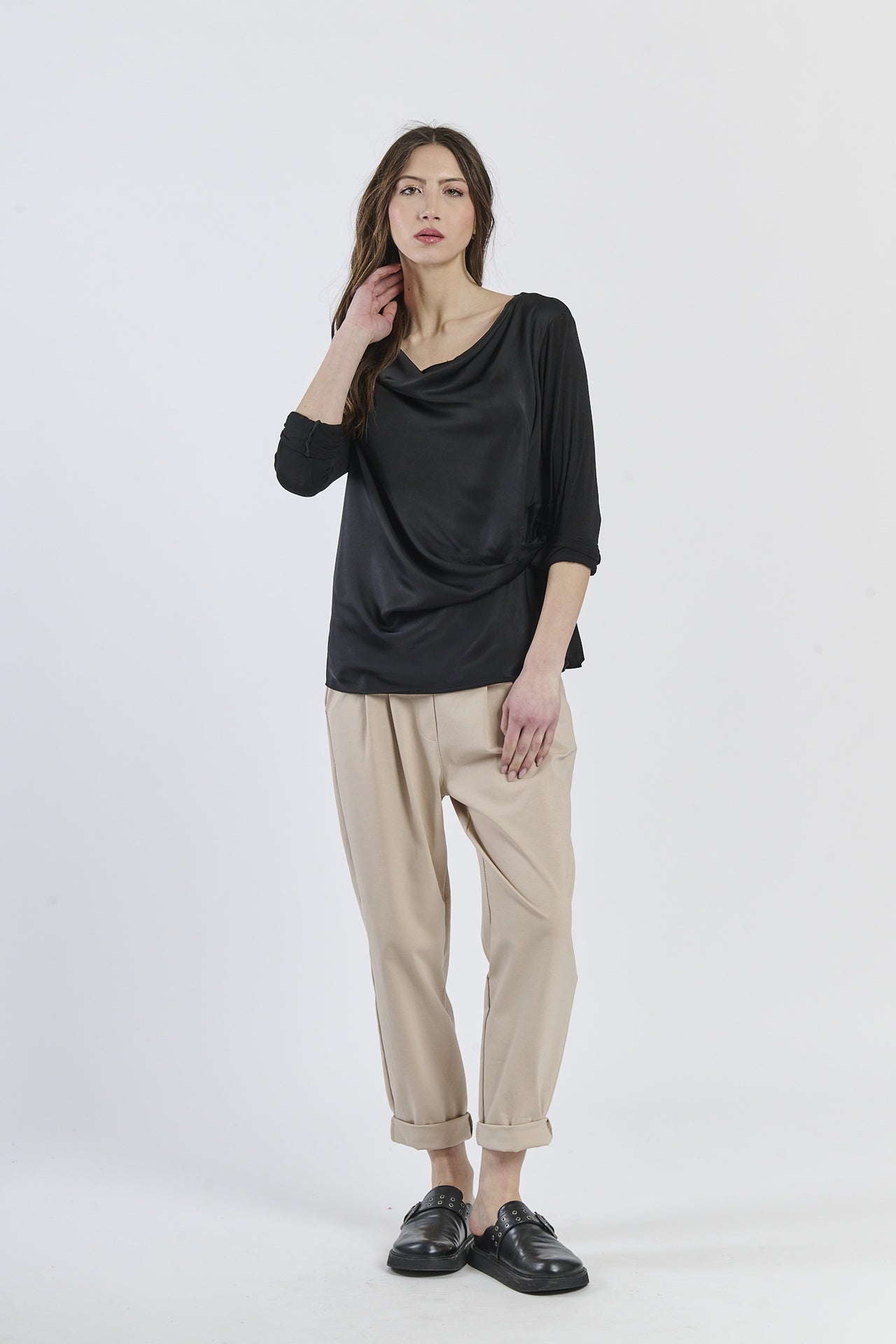 Blusa nera concollo a drappaggio e maniche a 3/4, stile eternamente elegante