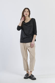 Blusa nera concollo a drappaggio e maniche a 3/4, stile eternamente elegante