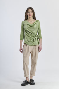 Blusa verde concollo a drappaggio e maniche a 3/4, stile naturale e rigenerante